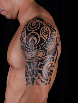  Tatouage maori, polynésien sur l'épaule et le haut du bras